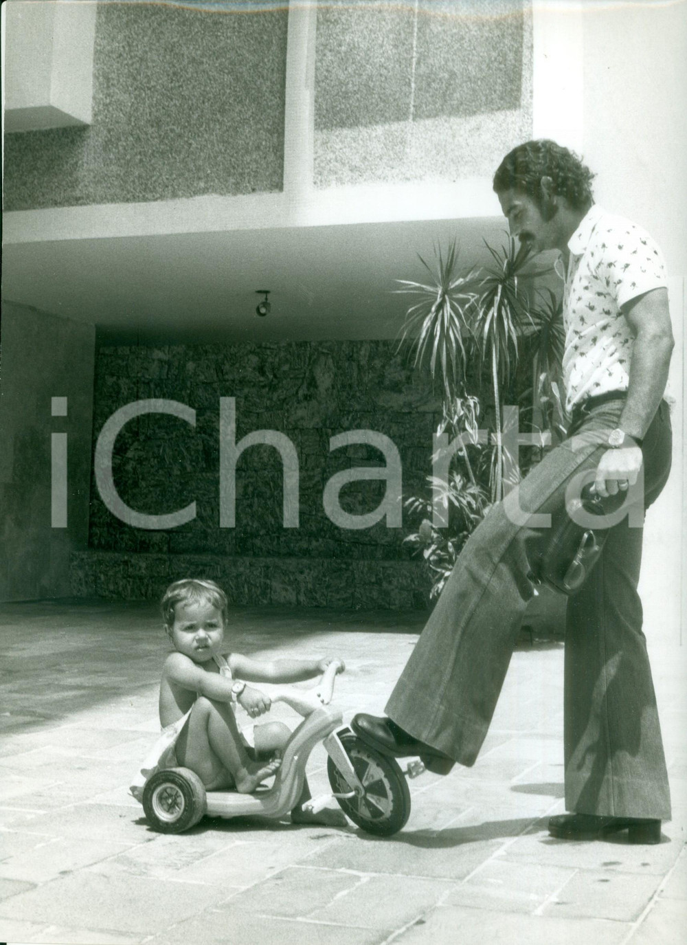 Fotografia d epoca originale 1978 BRASILE Calcio MONDIALI Calciatore Roberto RIVELINO gioca con la figlia 1 1