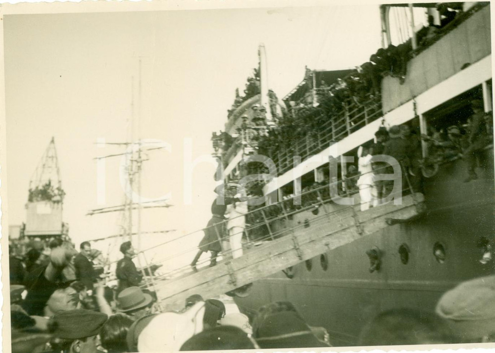 Fotografia d epoca originale 1935 NAPOLI Piroscafo QUIRINALE parte dal Molo SANITA  per AFRICA ORIENTALE Foto 1
