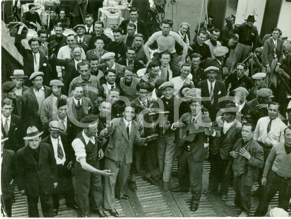 Fotografia d epoca originale 1935 GENOVA 1500 operai su piroscafo ROMOLO per AFRICA ORIENTALE Fotografia 1