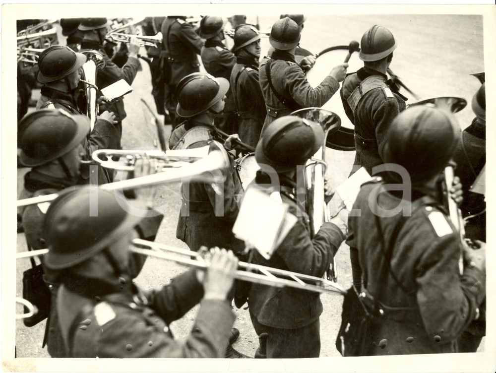 Fotografia d epoca originale 1934 MILANO Festa Statuto  Banda militare suona durante la rivista Fotografia 1