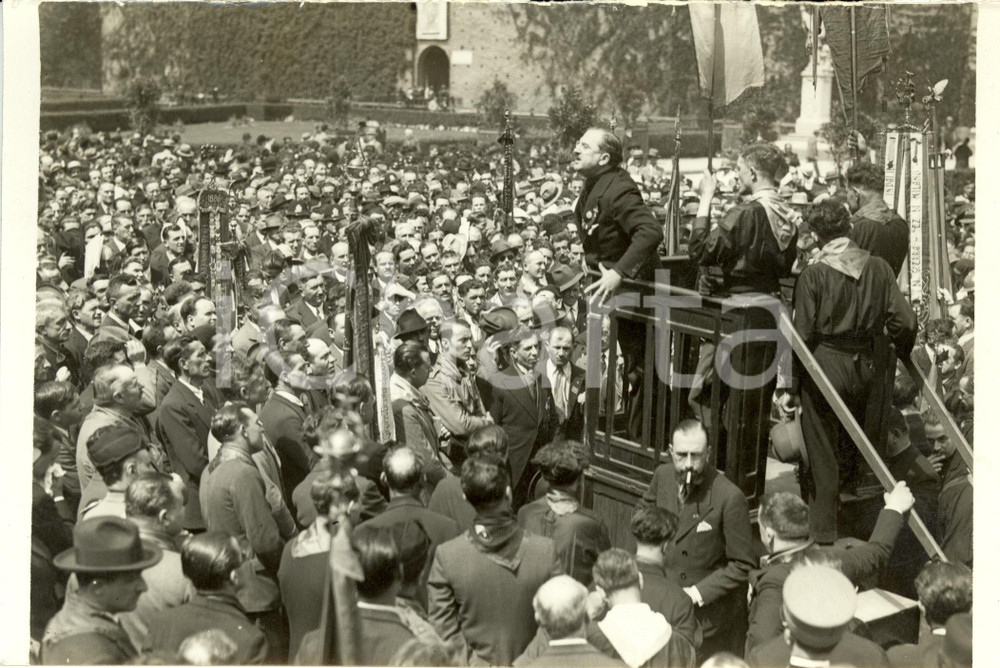 Fotografia d epoca originale 1931 MILANO Anniversario Intervento Eugenio COSELSCHI parla a combattenti Foto 1