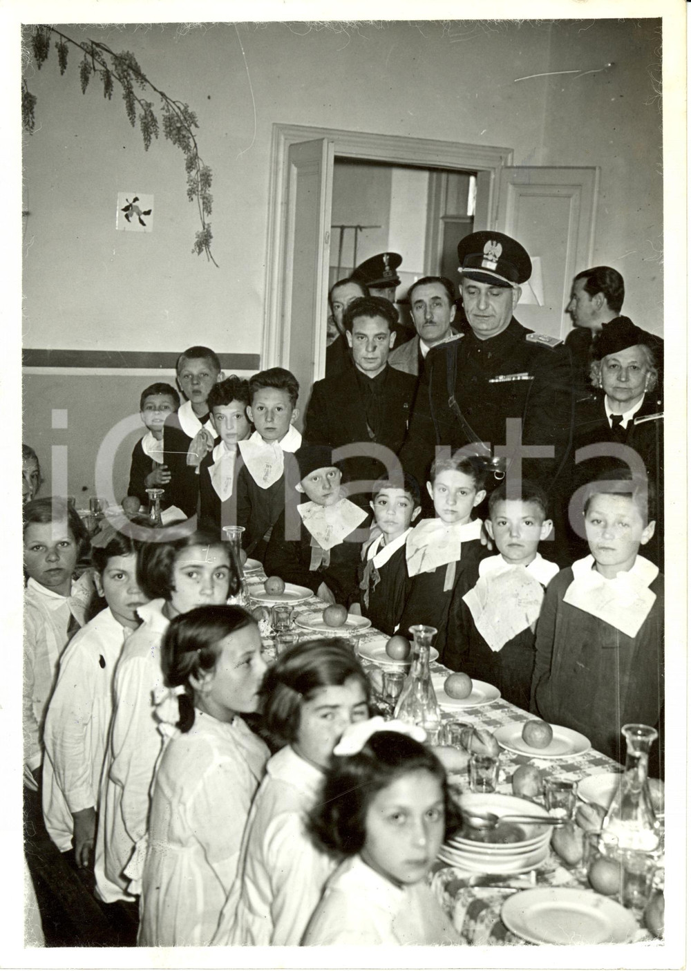 Fotografia d epoca originale 1939 MILANO Rino PARENTI visita Scuole di BAGGIO durante refezione Fotografia 1