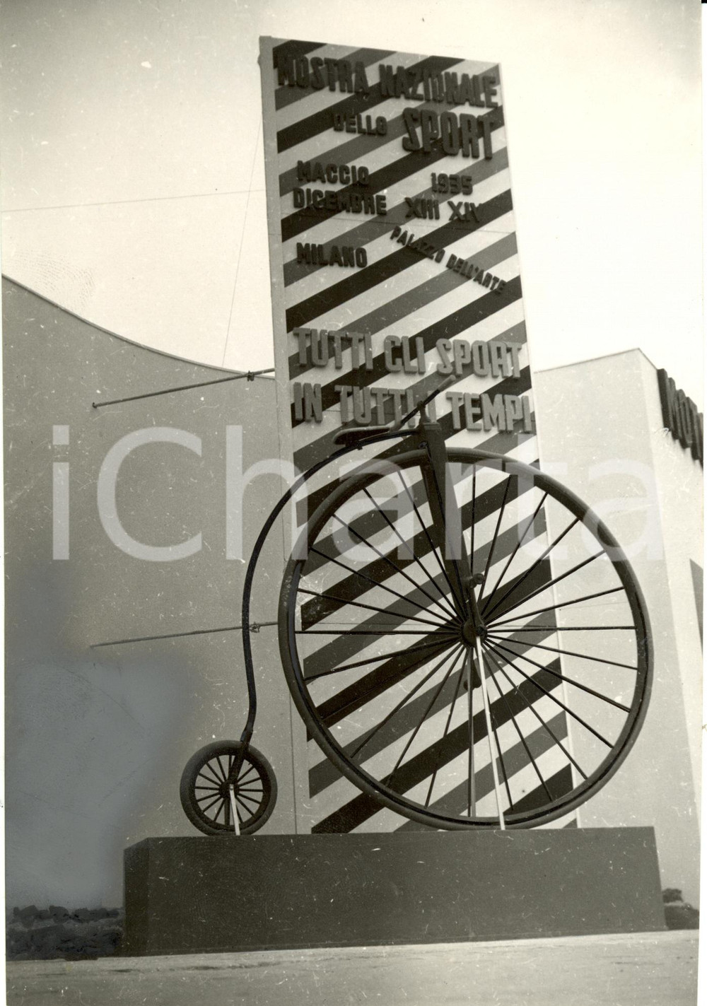 Fotografia d epoca originale 1935 MILANO Fiera Campionaria  Biciclo pubblicizza MOSTRA NAZIONALE SPORT Foto 1