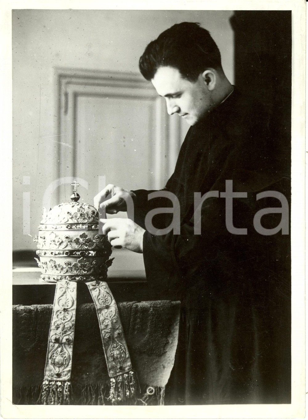 Fotografia d epoca originale 1939 ROMA La tiara che cingerÃ  il capo del nuovo papa PIO XII Fotografia 1