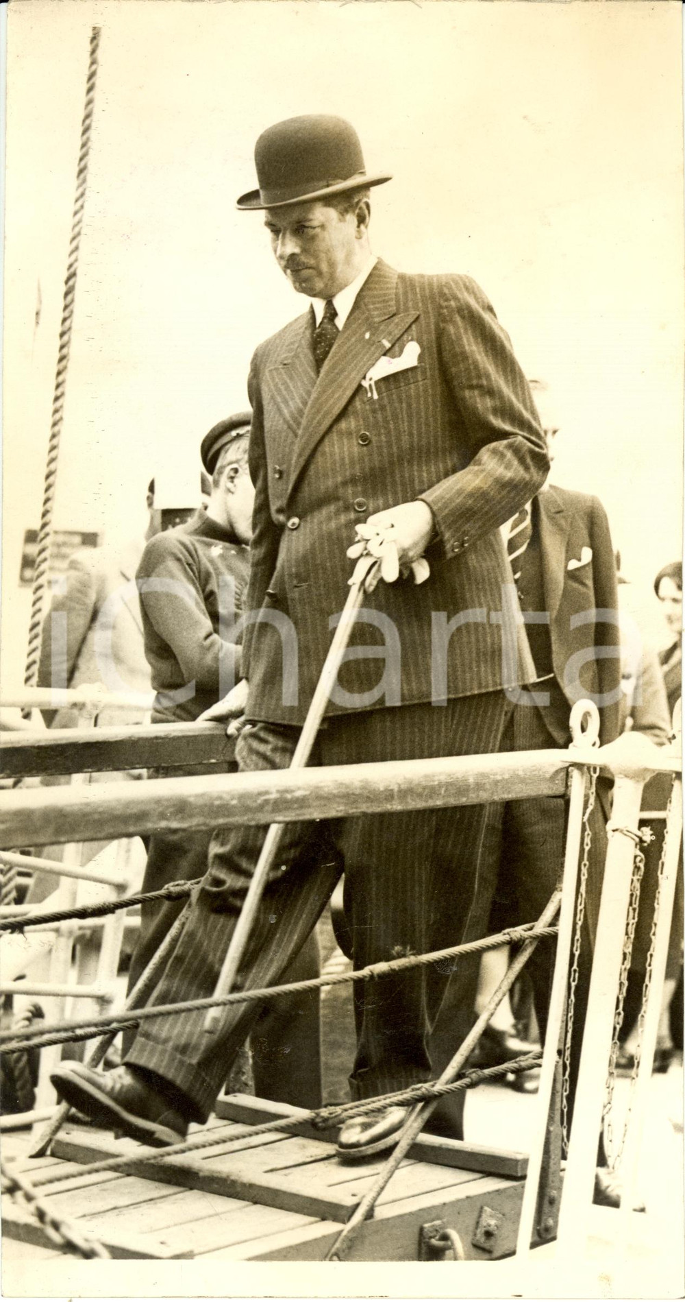 Fotografia d epoca originale 1937 DOVER UK Re Carlo II di ROMANIA sbarca da piroscafo COTE D ARGENT Foto 1