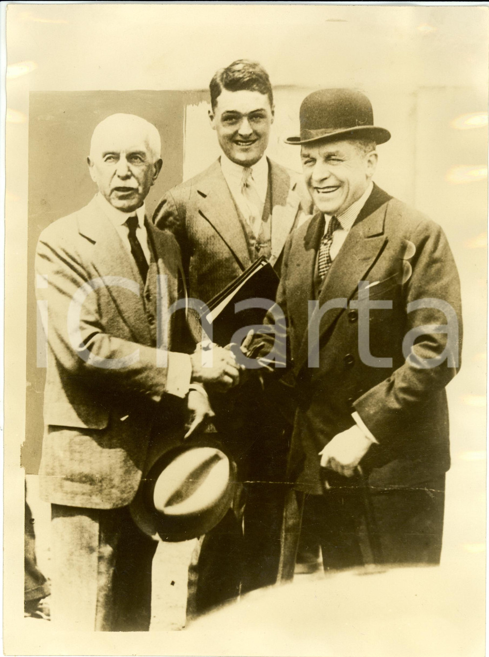 Fotografia d epoca originale 1928 USA? Alfred LOWENSTEIN stringe mano Edward Townsend STOTESBURY Fotografia 1