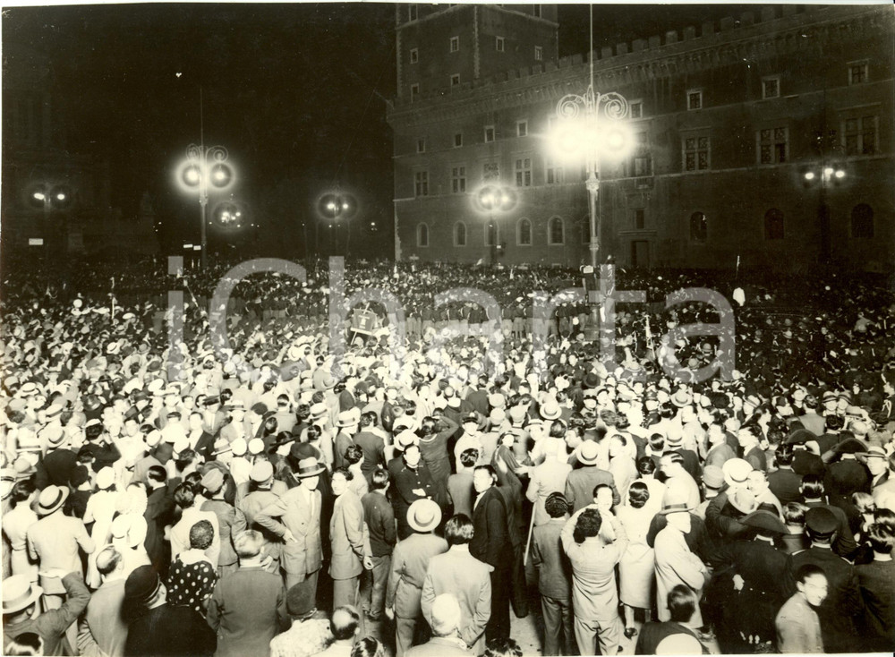 Fotografia d epoca originale 1931 ROMA Palazzo VENEZIA Folla e Avanguardisti omaggio al Milite Ignoto Foto 1