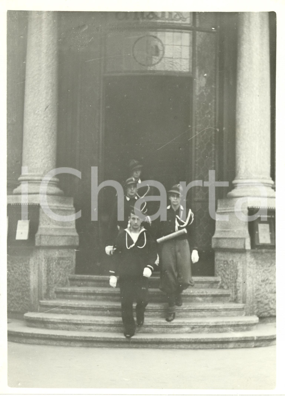 Fotografia d epoca originale 1932 MILANO Avanguardisti escono dalla sede del POPOLO D ITALIA Fotografia 1
