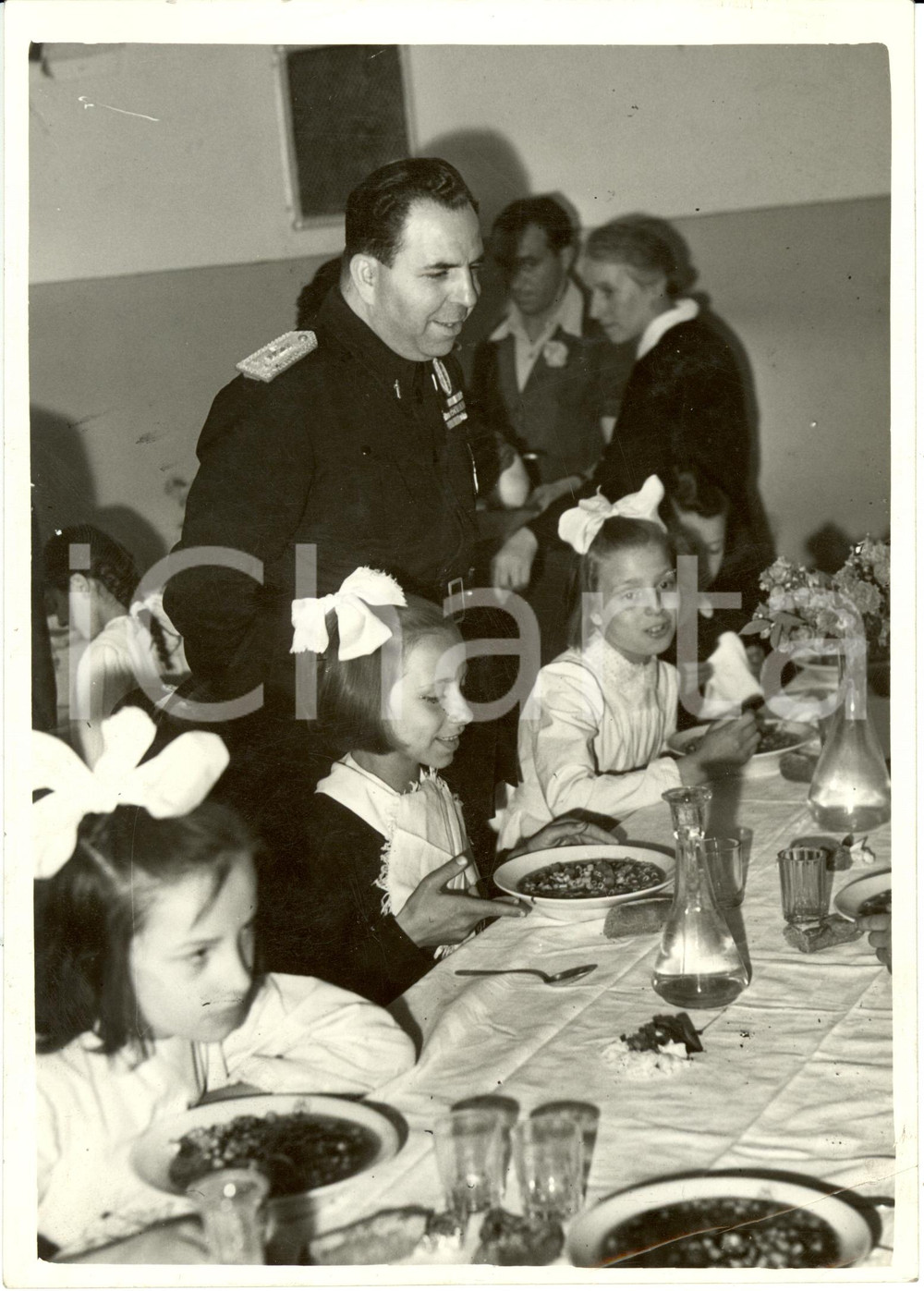 Fotografia d epoca originale 1940 ca MILANO Bambini centri assistenza GIL con Federale durante rancio Foto 1