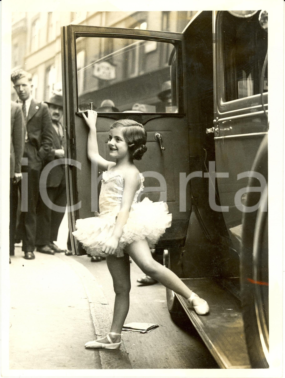 Fotografia d epoca originale 1937 LONDON UK Gloria BENABO tiny ballet dancer arriving at HIPPODROME Theatre 1