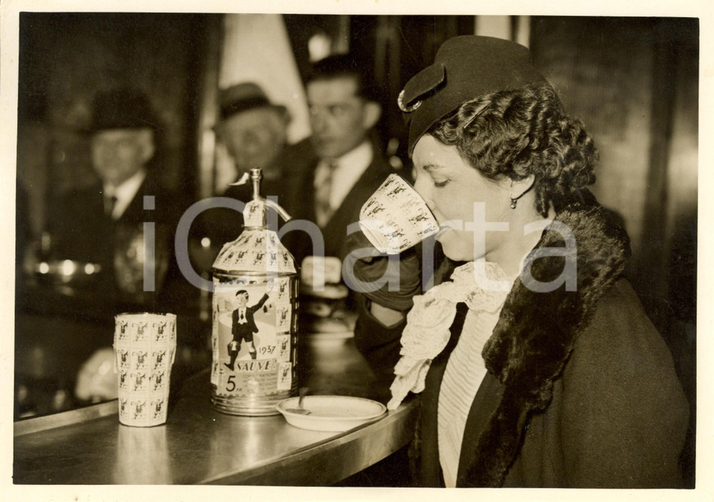 Fotografia d epoca originale 1937 PARIGI F Al bar tazza e bicchiere con francobolli ANTITUBERCOLARE Foto 1