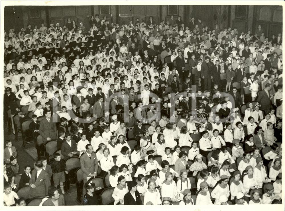 Fotografia d epoca originale 1937 MILANO Teatro ODEON Alunni a premiazione Concorso tema patriottico Foto 1