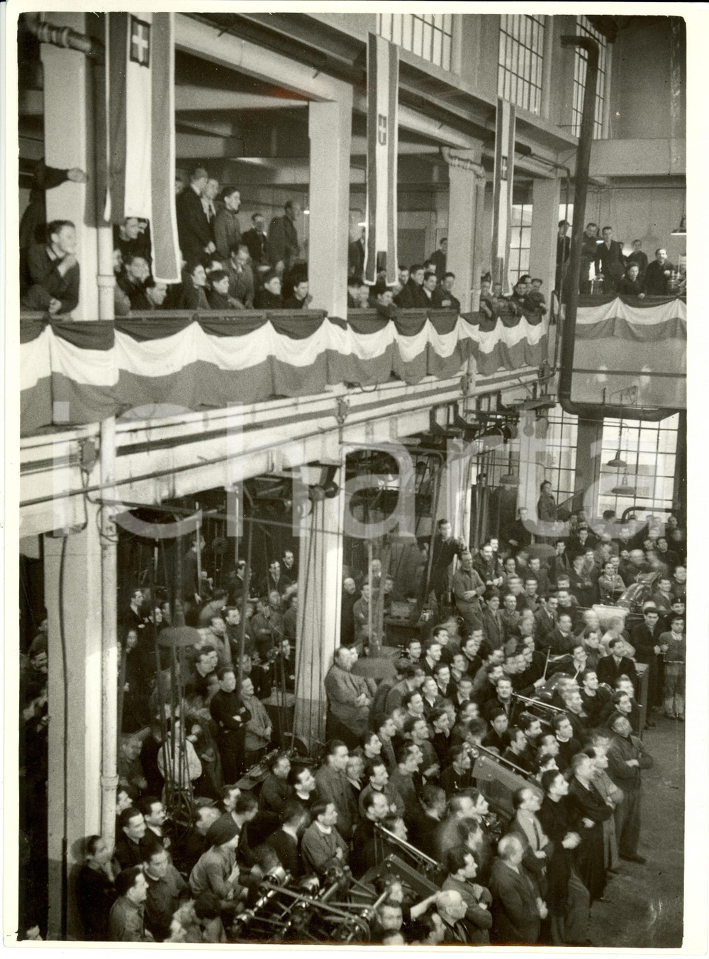 Fotografia d epoca originale 1938 MILANO Operai Filotecnica SALMOIRAGHI ascoltano federale Fotografia 1