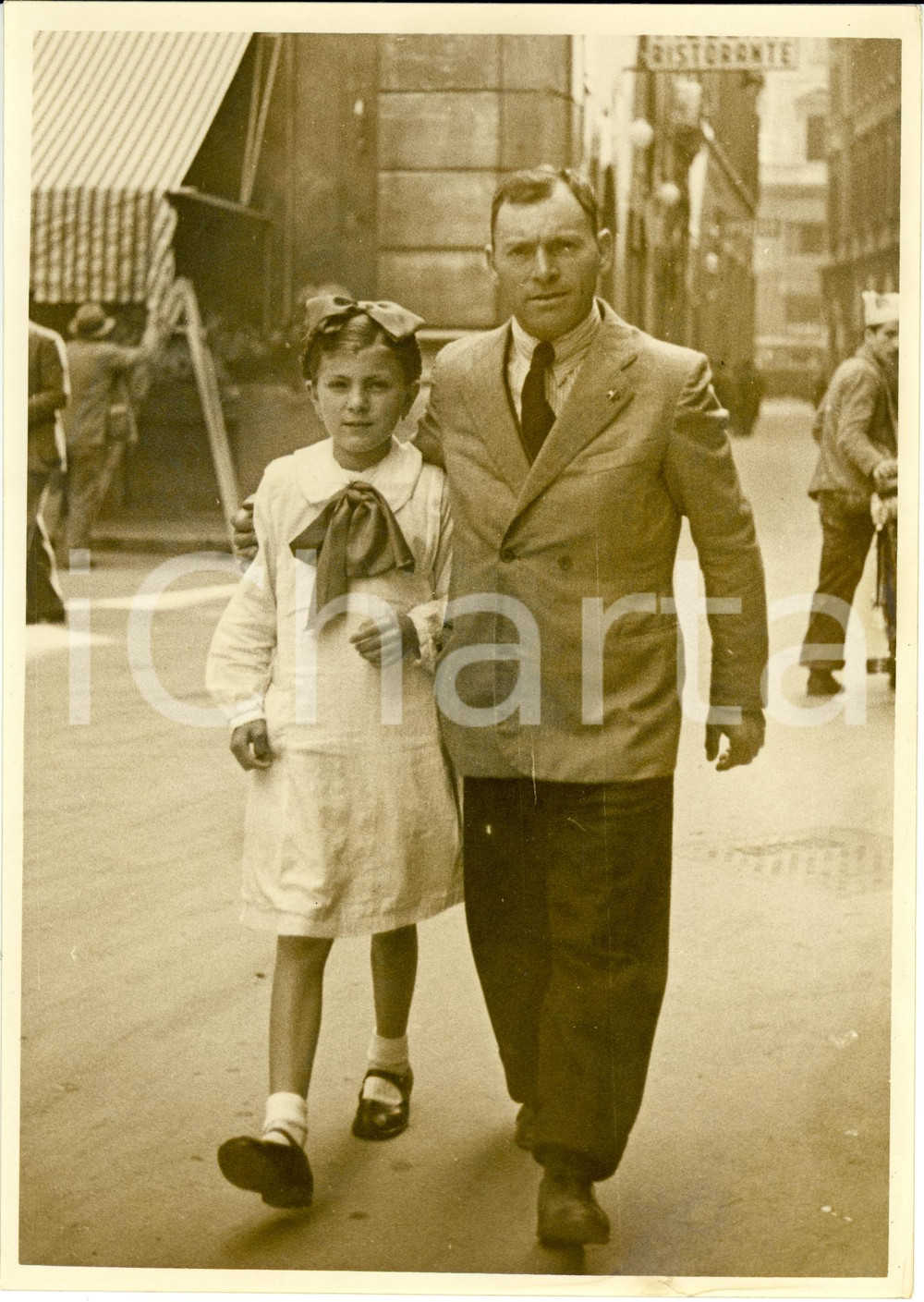 Fotografia d epoca originale 1939 ROMA Pietro CORVINO figlia Anna Venditrice biglietto lotteria TRIPOLI Foto 1