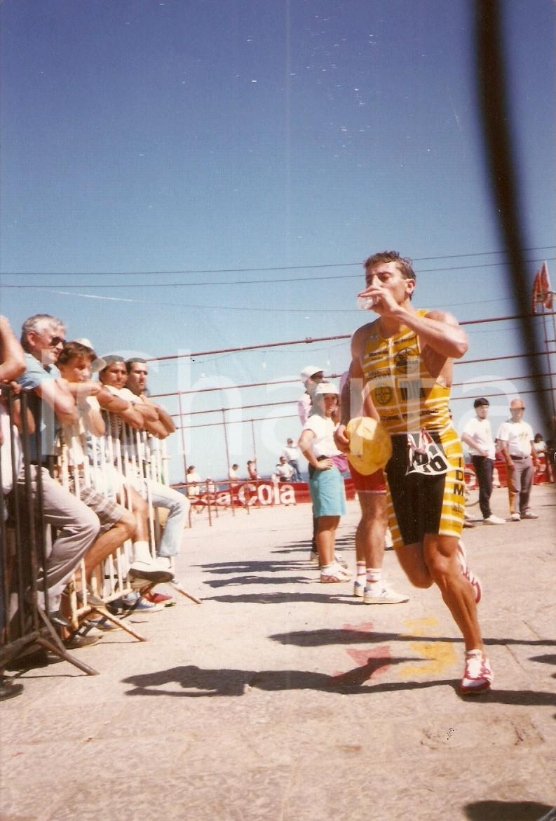 Fotografia d epoca originale 1995 ca TRIATHLON Valter CARNOVALI affronta la gara di corsa Foto 1