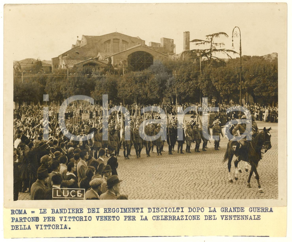 Fotografia d epoca originale 1938 ROMA Terme di Diocleziano  Bandiere reggimenti disciolti in partenza Foto 1