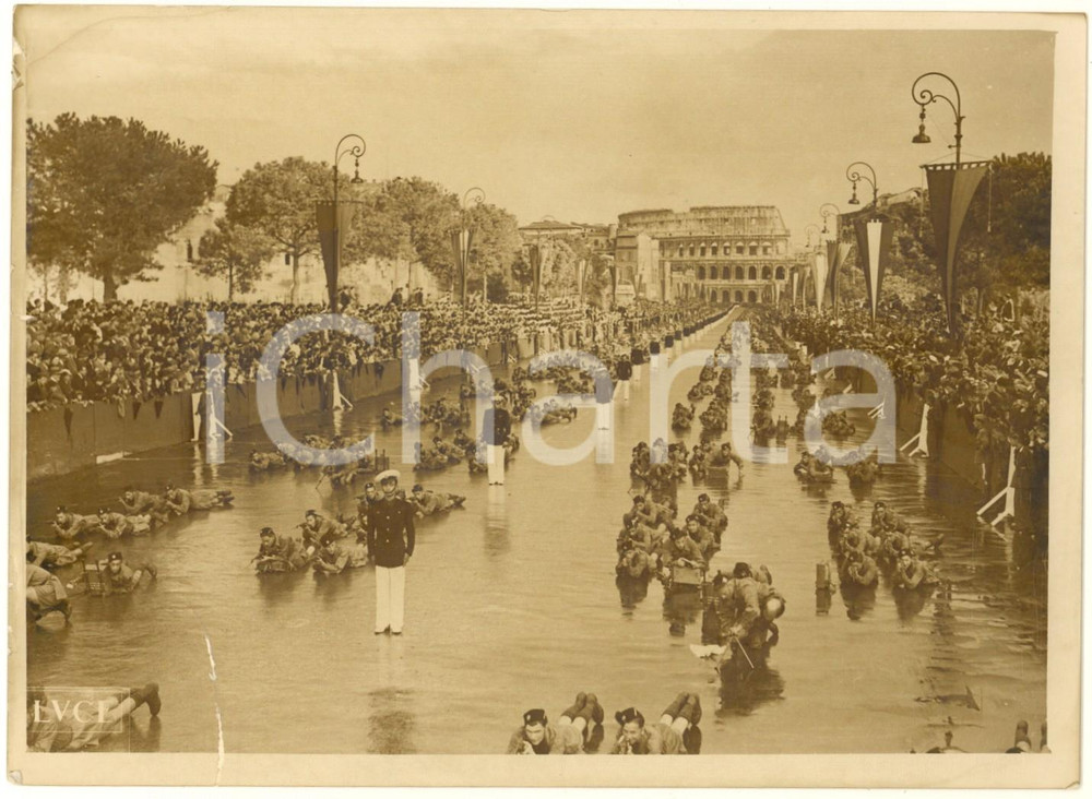 Fotografia d epoca originale 1937 ROMA COLOSSEO Parata militare con via allagata  Foto RARA DANNEGGIATA 1
