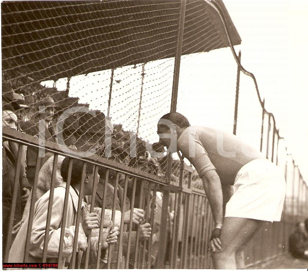 Fotografia d epoca originale 1938  CALCIO  Foto Giuseppe Meazza parla con i tifosi  FOTOGRAFIA  12x11 cm 1