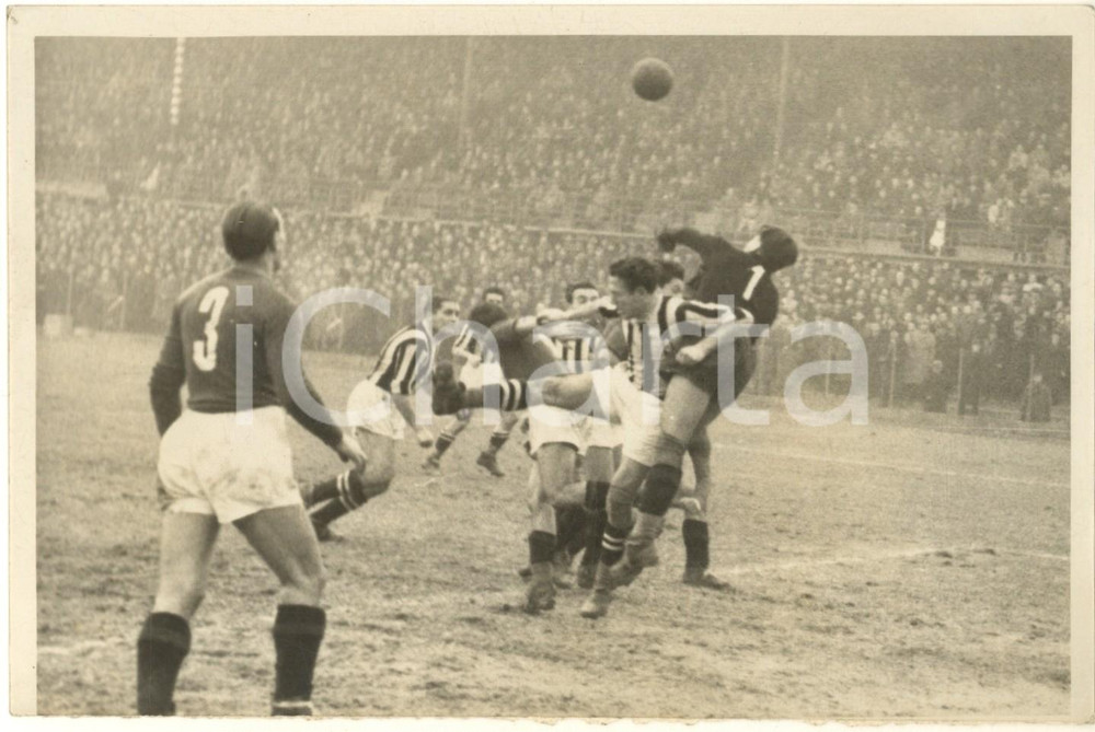 Fotografia d epoca originale 1943 CALCIO Derby TORINOJUVENTUS Alfredo BODOIRA Giuseppe Meazza DANNEGGIATA 1