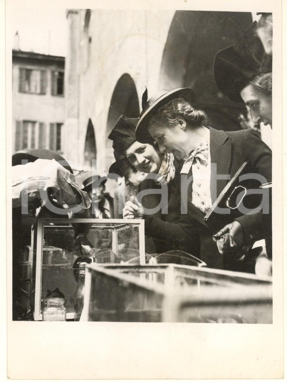 Fotografia d epoca originale 1938 MILANO Loggia dei Mercanti  Sagra fiori e pesci Foto 13x18 cm 1