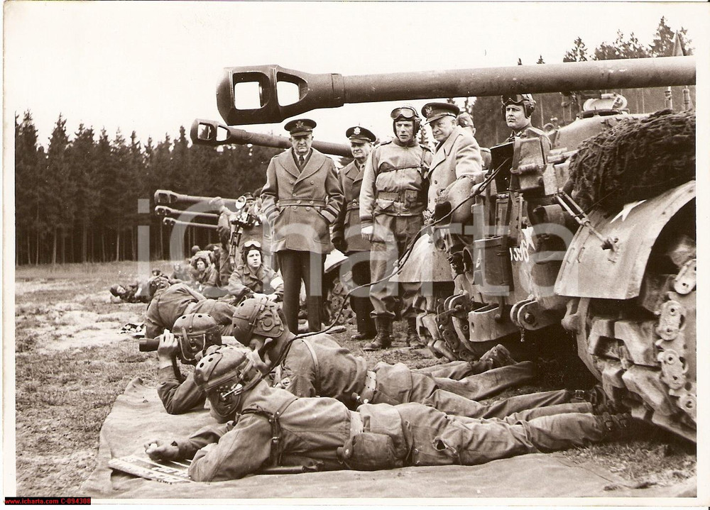 Fotografia d epoca originale 1951 AUGSBURG/ GERMANY Gen. Dwight Eisenhower watching tank crews  training 1
