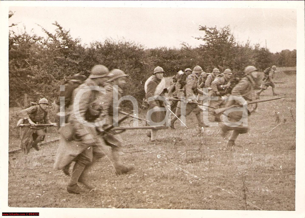 Fotografia d epoca originale 1937 NORMANDIE FRANCE Grandes Manœuvres  Fantassins à l attaque DAMAGED photo 1