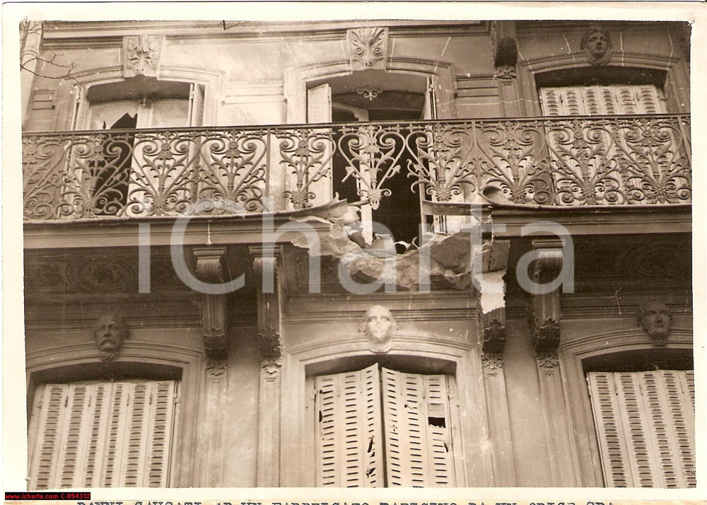 Fotografia d epoca originale 1940 WW2 PARIS Danni da contraerea a un balcone  Foto 18x13 cm 1