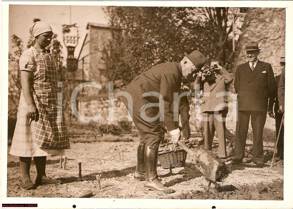 Fotografia d epoca originale 1940 WW2 VILLEZIERS Presidente Albert LEBRUN vanga un campo Foto 18x13 cm 1