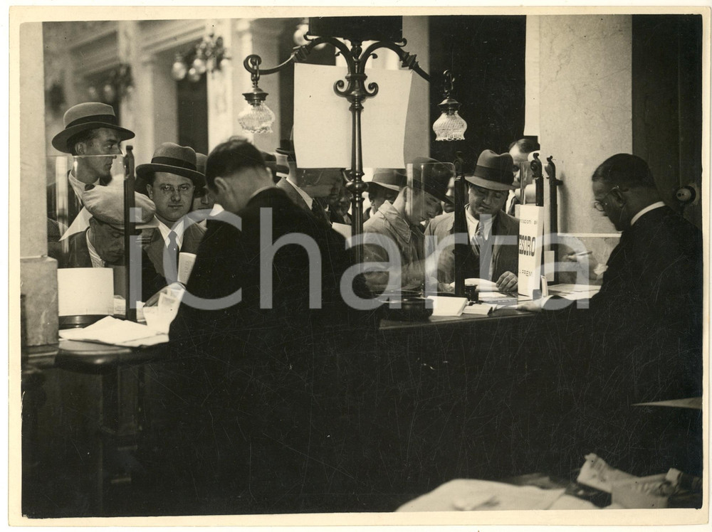 Fotografia d epoca originale 1932 MILANO Sottoscrizione Buoni del Tesoro BOT  Folla in banca Foto 1