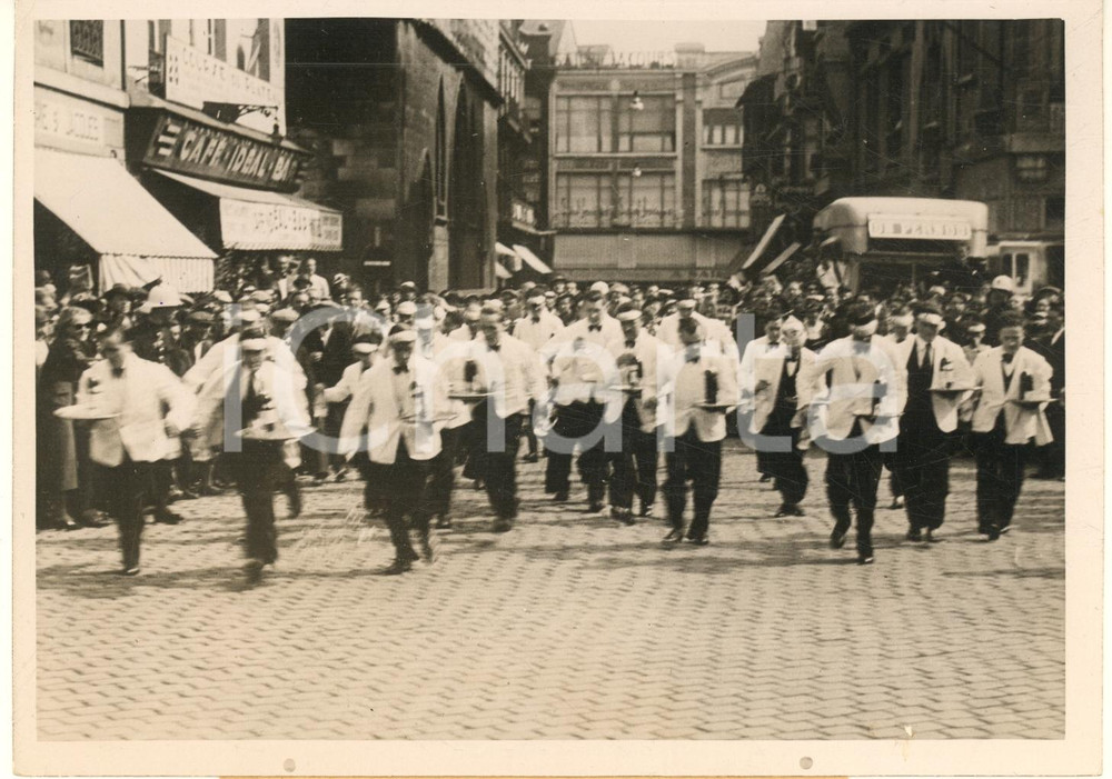 Fotografia d epoca originale 1938 REIMS Course au Champagne des garçons de café DAMAGED photo 18x13 cm 1