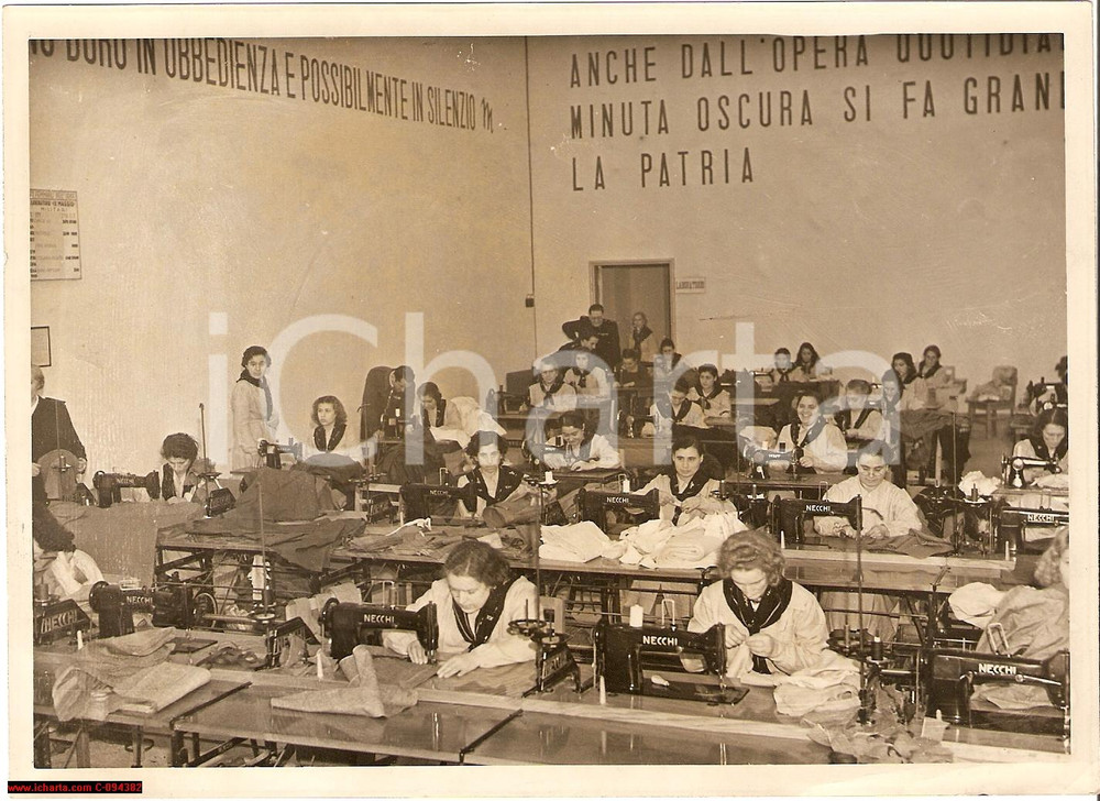 Fotografia d epoca originale 1941 ROMA WW2 Operai con macchine da cucire NECCHI al Laboratorio IX MAGGIO Foto 1