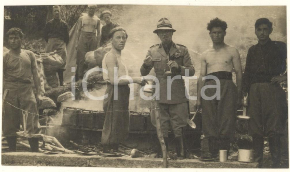Fotografia d epoca originale 1930 Area di COMO Generale DE LUCA assaggia il rancio della truppa Foto 13x7 cm 1