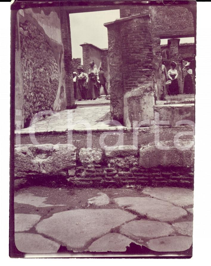 Fotografia d epoca originale 1913 POMPEI NA Turisti a passeggio tra le rovine archeologiche Fotografia 1