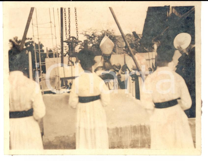 Fotografia d epoca originale 1920 ca BANGKOK ? SIAM Mons. RenÃ©MarieJoseph PERROS benedice nuova chiesa 1