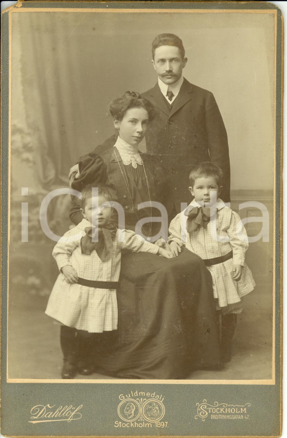 Fotografia d epoca originale 1900 ca STOCCOLMA S Ritratto di giovane coppia con due figli Foto DAHLLOF 1