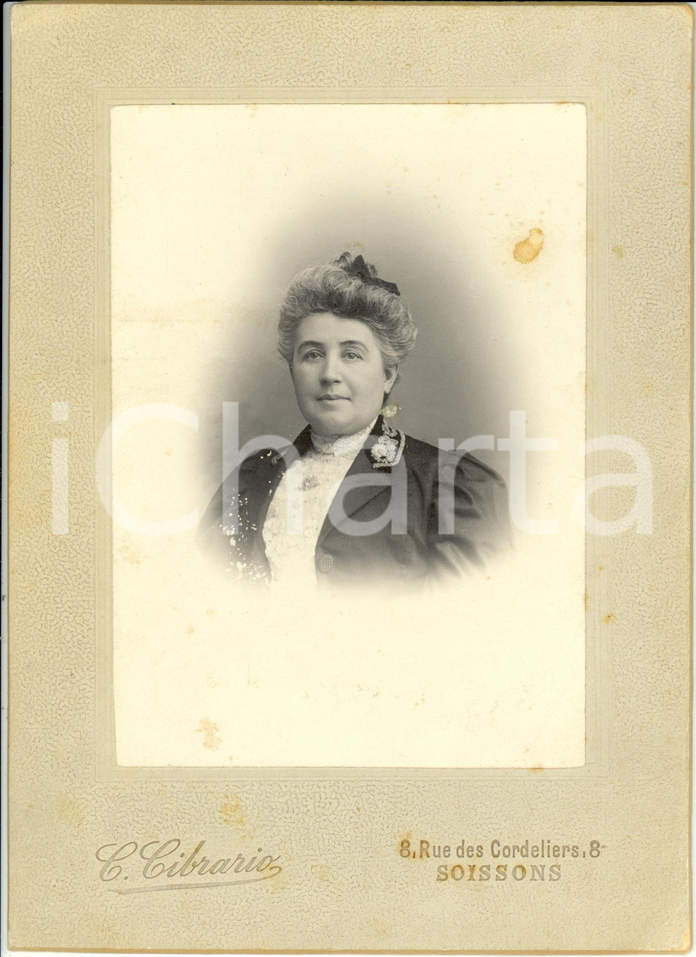 Fotografia d epoca originale 1900 ca SOISSONS F Ritratto di donna con giacca ricamata  Foto CIBRARIO 1