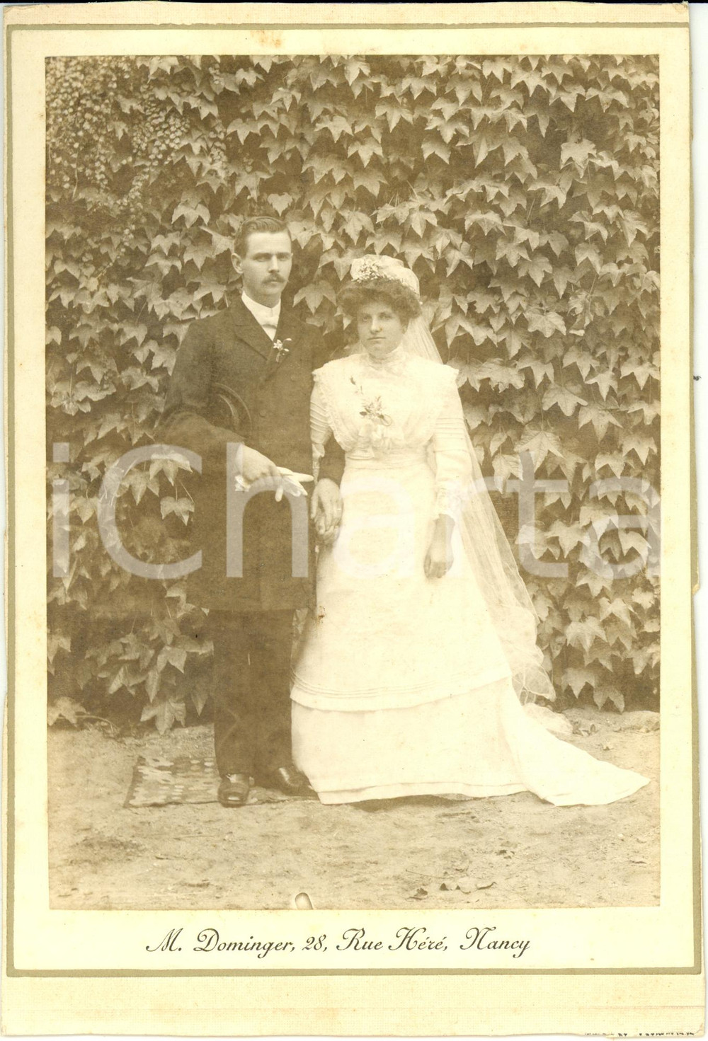 Fotografia d epoca originale 1900 ca NANCY F Sposi in giardino nel giorno delle nozze Foto DOMINGER 1