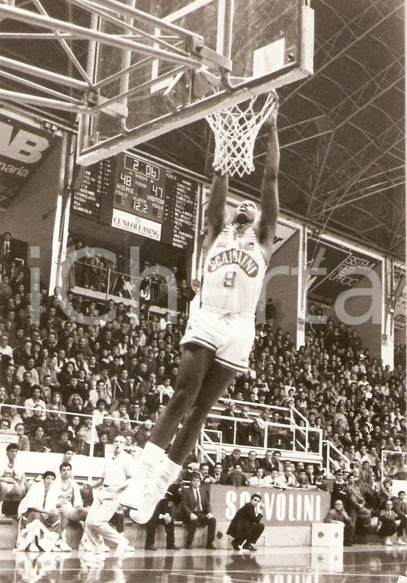 Fotografia d epoca originale 1990 ca BASKET Victoria Libertas PESARO Darren DAYE si appende al canestro Foto 1