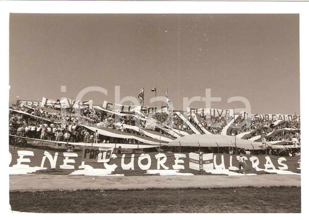 Fotografia d epoca originale 1990 ca CALCIO Striscioni degli ULTRAS della VIS PESARO allo stadio Foto 1
