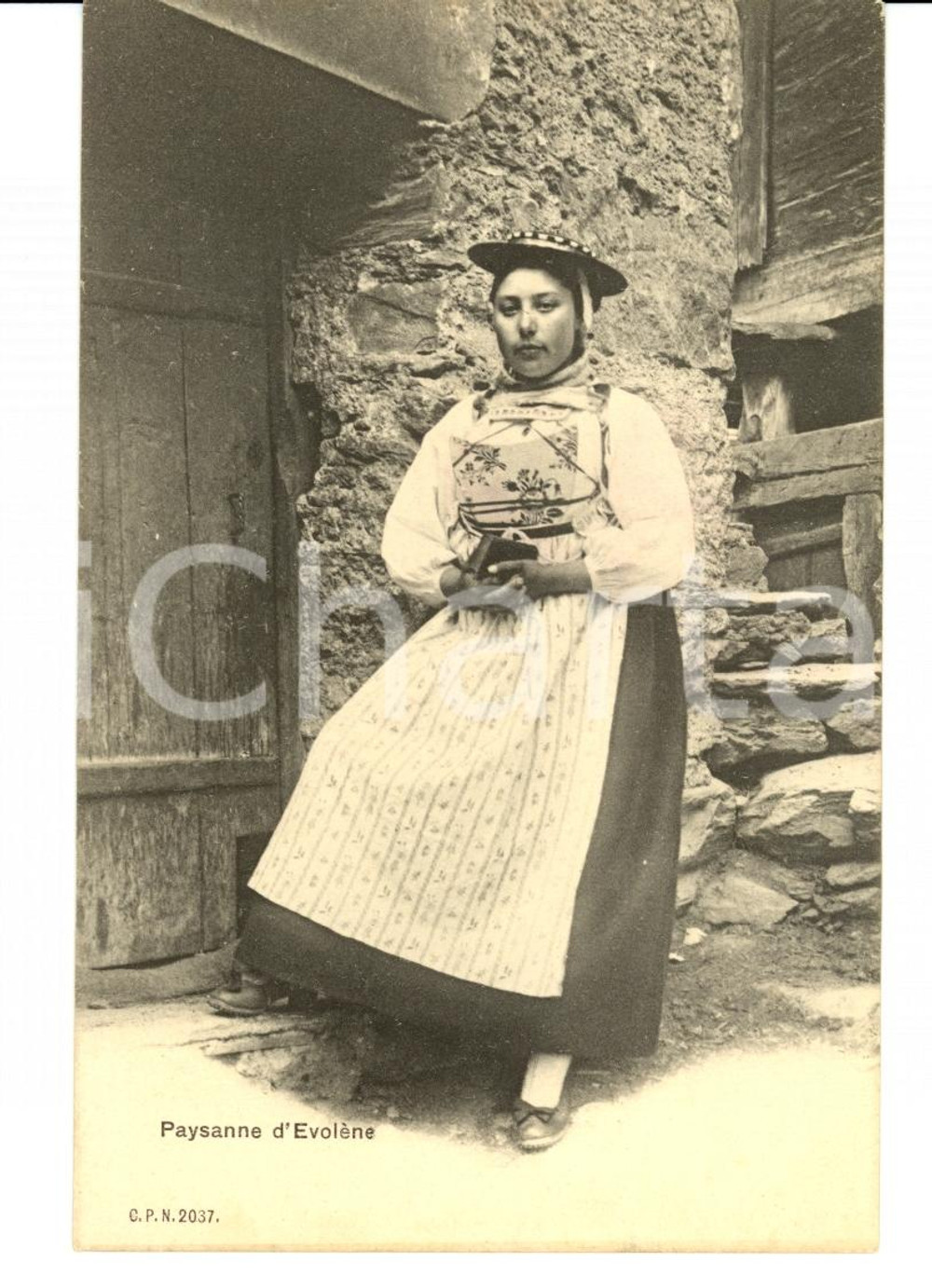 Cartolina originale da collezione 1900 EVOLENE F COSTUMES FRANCAIS Mont Blanc Jeune femme FP NV 1