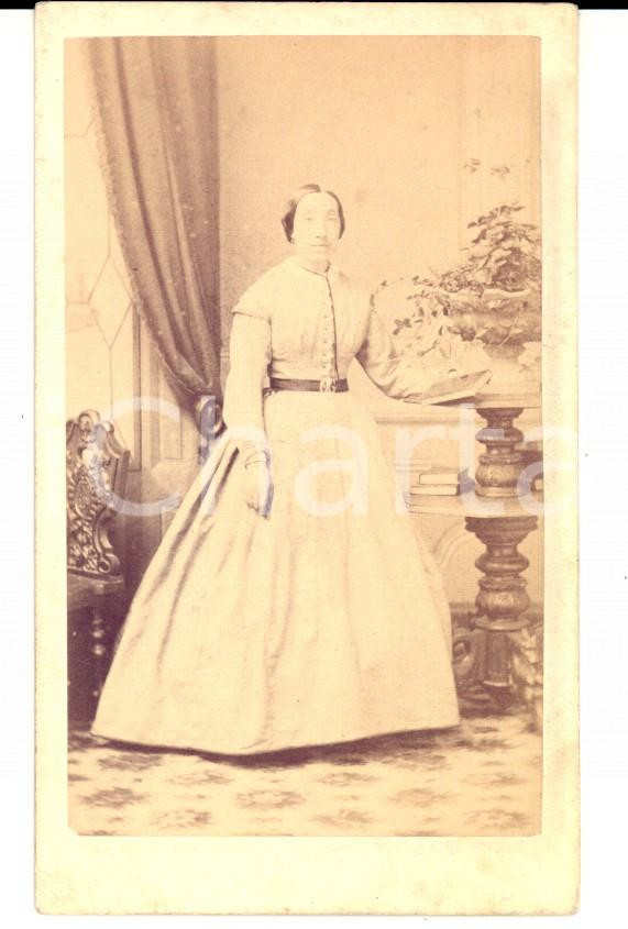 Fotografia d epoca originale 1870 ca  CLERMONTFERRAND F Ritratto di donna in abito bianco Foto J. RENAUD 1