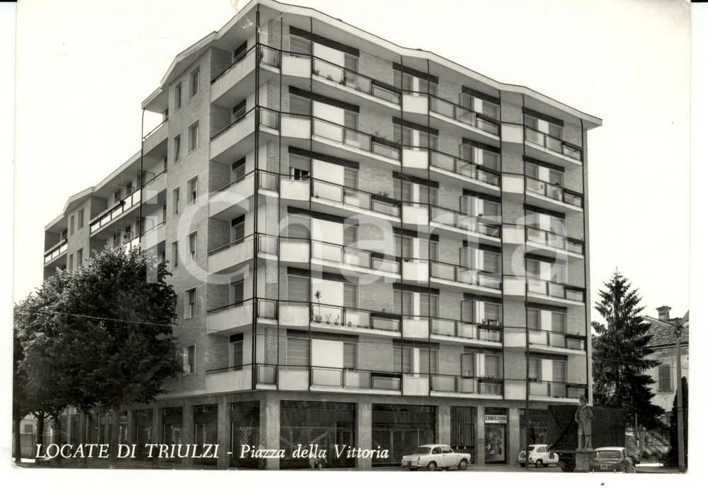 Cartolina originale da collezione 1967 LOCATE DI TRIULZI MI Piazza Della Vittoria Cartolina danneggiata FG VG 1