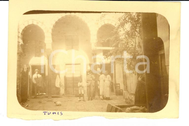 Fotografia d epoca originale 1920 TUNISI Cortile di abitazione araba Foto VINTAGE ORIENTE cm 9x6 1