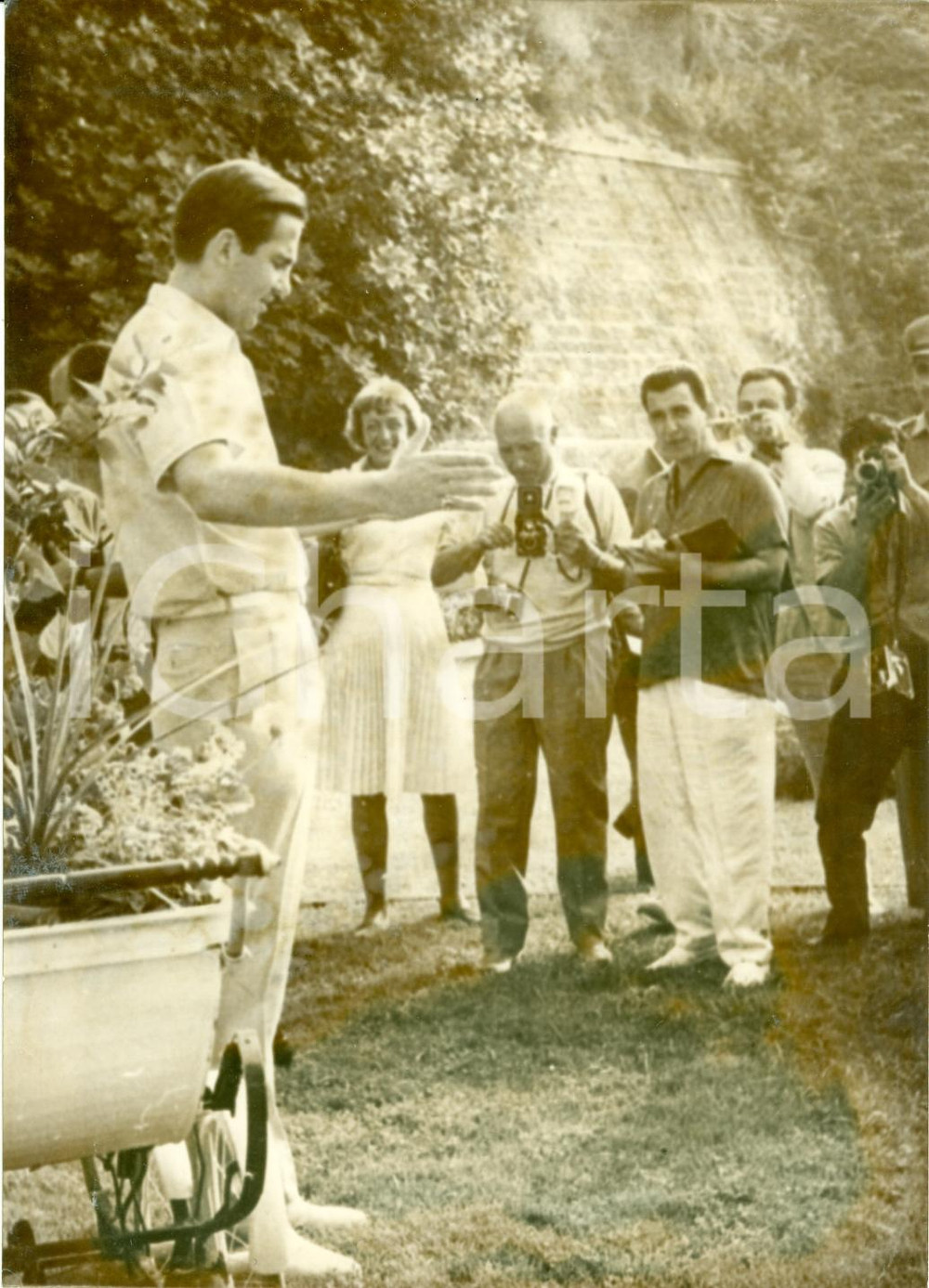Fotografia d epoca originale 1965 CORFU  GRECIA Re COSTANTINO II annuncia nascita figlia ALESSIA Fotografia 1