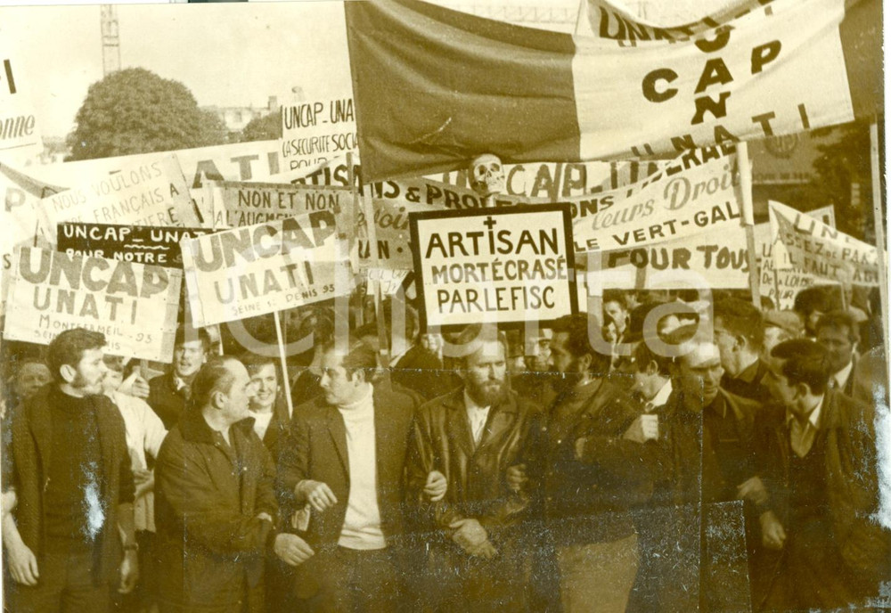 Fotografia d epoca originale 1969 PARIS Manifestation CommerÃ§ants et Artisans PARC DES PRINCES Fotografia 1