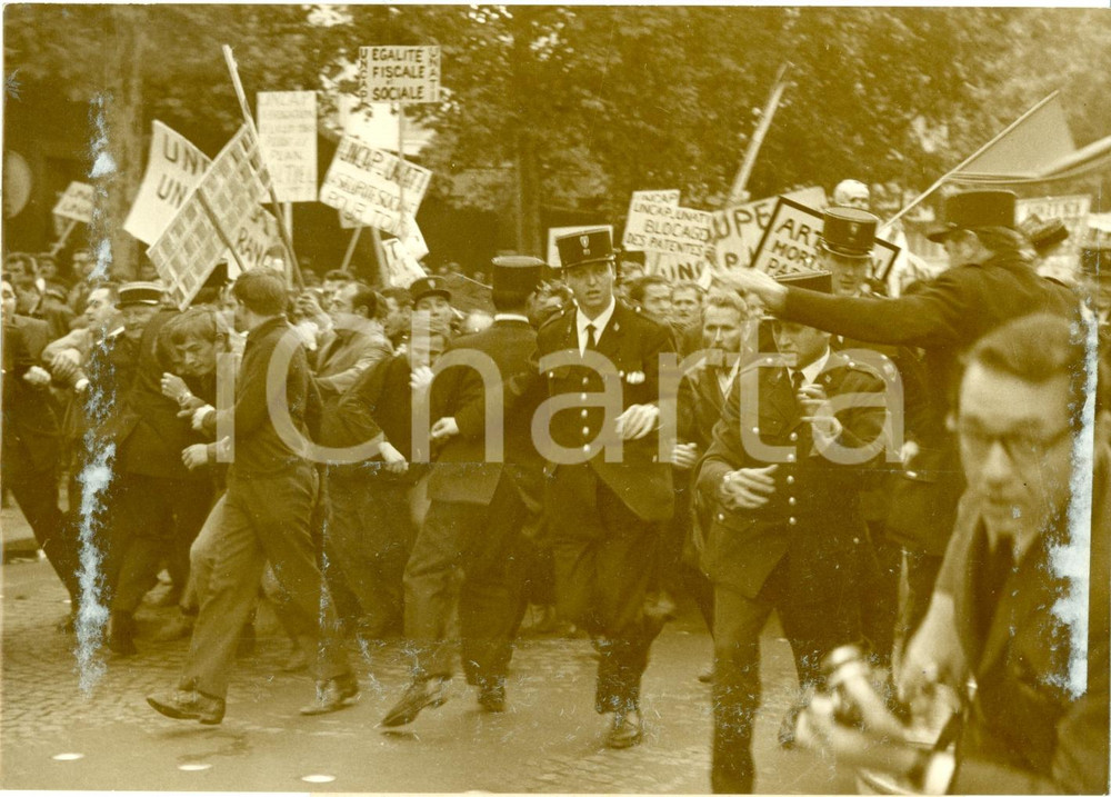 Fotografia d epoca originale 1969 PARIS CommerÃ§ants et Artisans chargent force de POLICE Fotografia 1