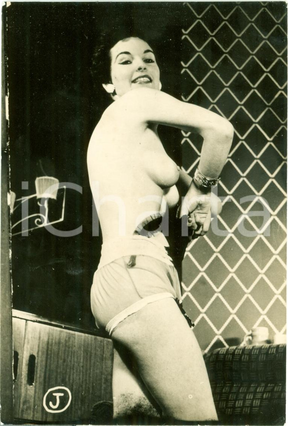 Fotografia d epoca originale 1965 ca EROTICA VINTAGE Naked woman removing her garter  VERA FOTOGRAFIA 1