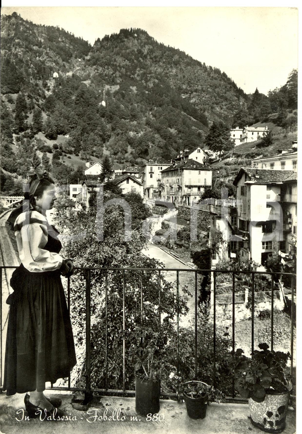 Cartolina originale da collezione 1960 ca FABELLO VC Panorama con donna in costume tradizionale Cartolina FG NV 1