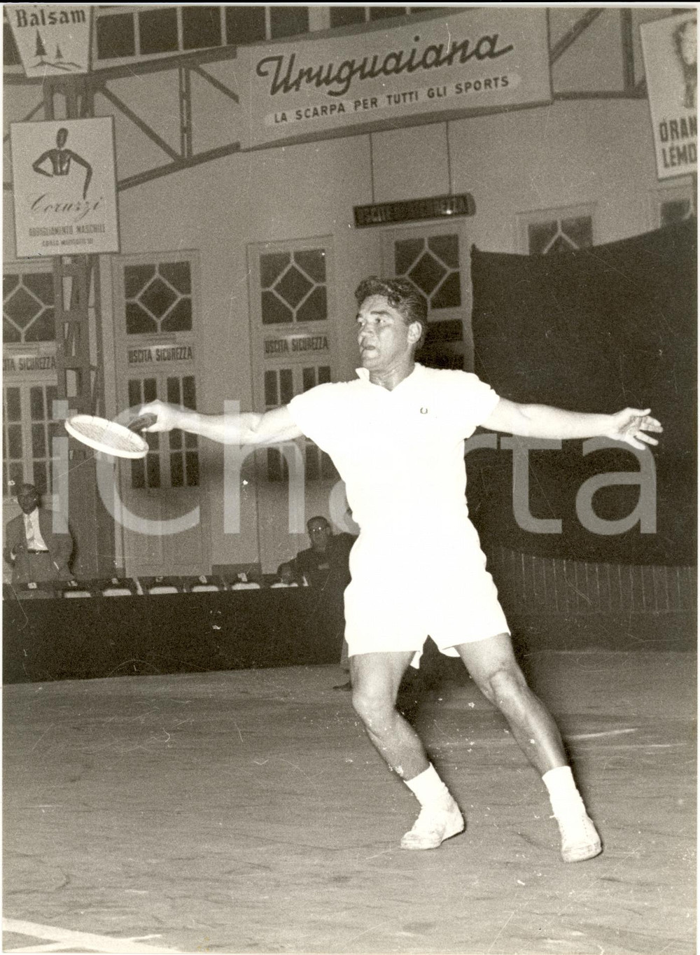 Fotografia d epoca originale 1975 ca MILANO TENNIS Gianni CUCELLI durante un match sponsor URUGUAIANA  Foto 1