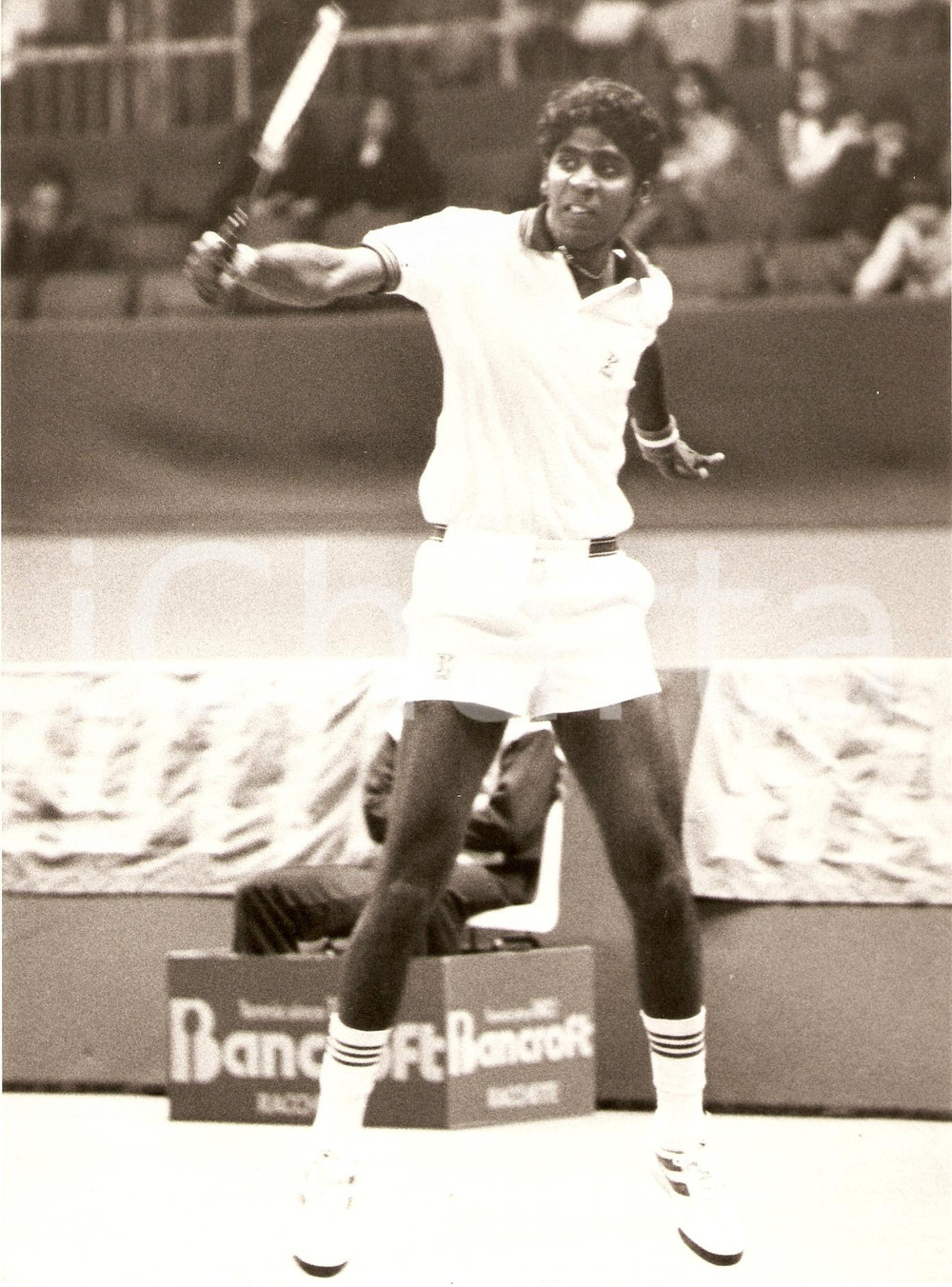 Fotografia d epoca originale 1980 ca INDIA Tennis Vijay AMRITRAJ durante match Sponsor BANCROFT Fotografia 1
